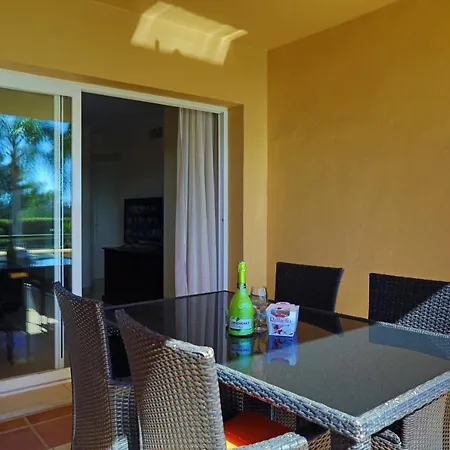 R6 Patios 2 Bedroom דירה *